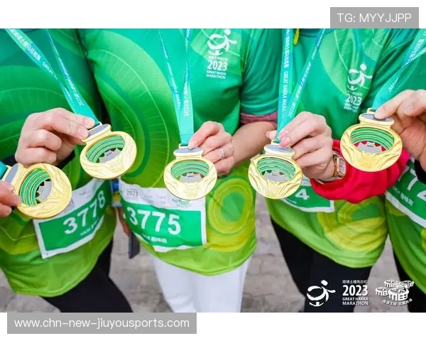 马拉松场上的浪漫奇迹：终点前摘花送女友的感人瞬间