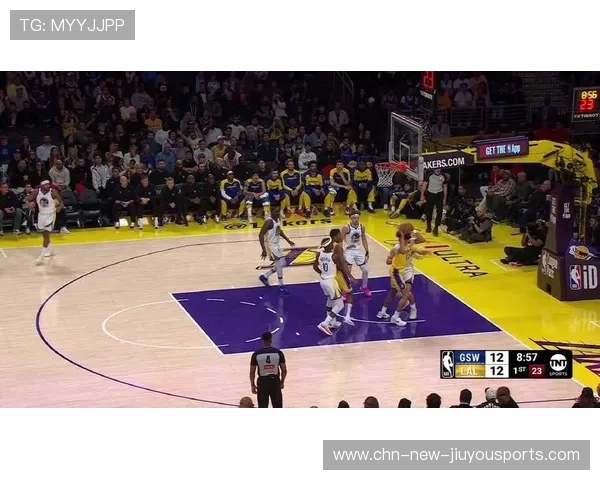 布朗抢下前场篮板补扣，波士顿把强度顶上来